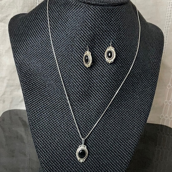 Vtg.(1980) 18” Sterling Silver Necklace W/Onyx Pendant & Matching Earrings - Picture 3 of 7